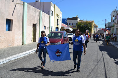 ESCOTEIROS E MOVIMENTO DAS BANDEIRANTES DESFILAM EM COMEMORAÇÃO AO 7 DE SETEMBRO