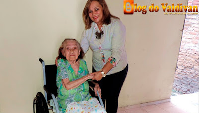 Prefeitura faz doação de cadeira de rodas para Maria do Socorro de 92 anos de idade.