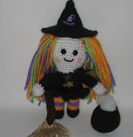 http://patronesamigurumis.blogspot.com.es/2013/02/patron-bruja_22.html