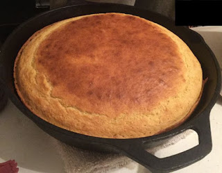 How to cook cornbread in a cast iron skillet, cast iron skillet cooking, the best cornbread recipe, southern style cornbread