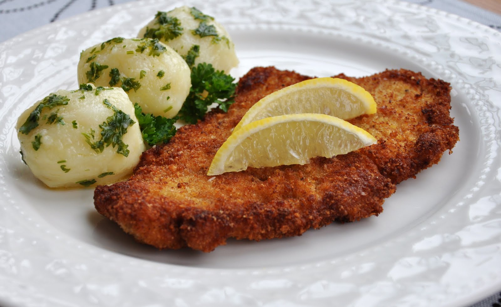 DeliciousEurope: Austrian Wiener Schnitzel