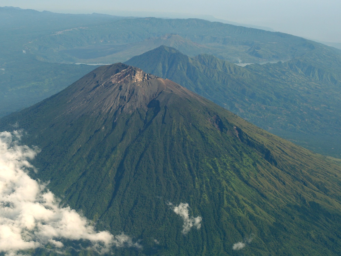 Gunung  gunung  Angker di  Indonesia  Serta Mitos mitosnya 