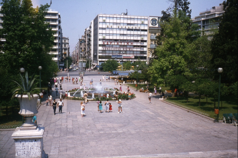 http://2.bp.blogspot.com/-MJ0XvvE_mE8/UTxZo4KyPTI/AAAAAAAAHpY/WM00ZClig0o/s1600/Syntagma+Sqr.+July+1980.jpg
