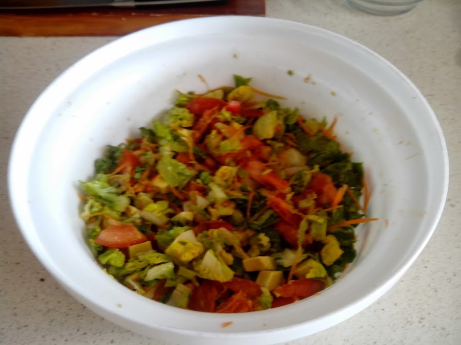 ensalada lechuga, tomate, aguacate y zanahoria