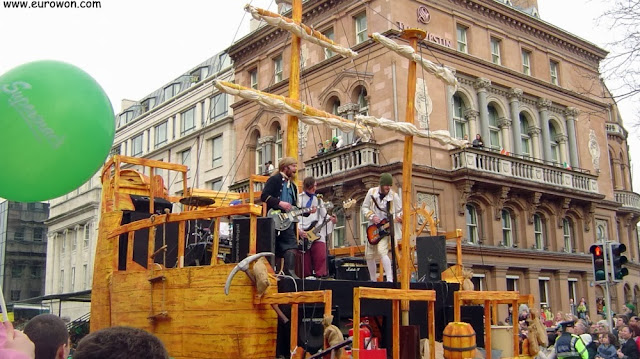 El barco roquero en el desfile del Día de San Patricio