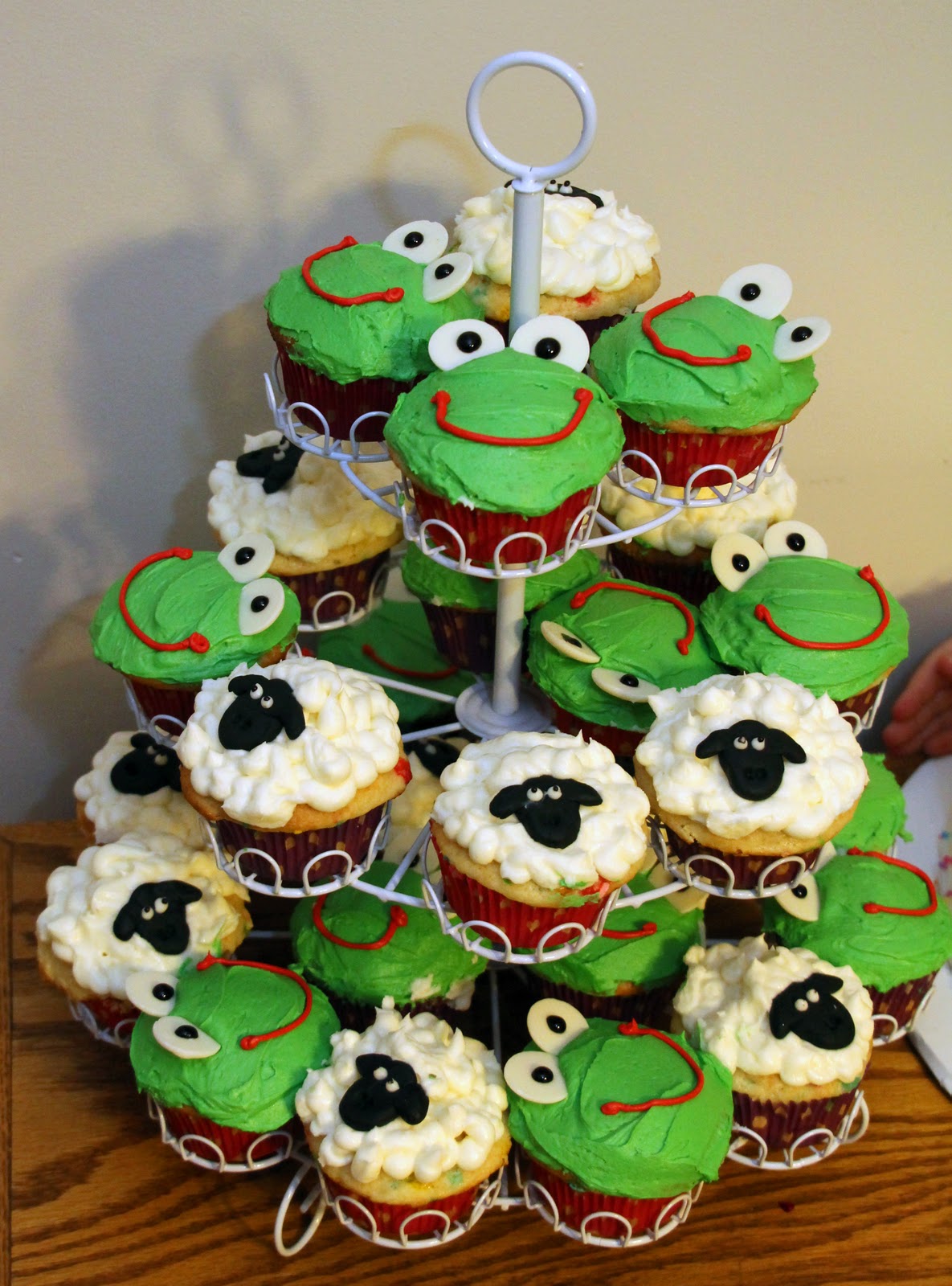 Life Is Sweets Frog and Lamb Cupcakes Life Is Sweets Frog and Lamb Cupcakes
