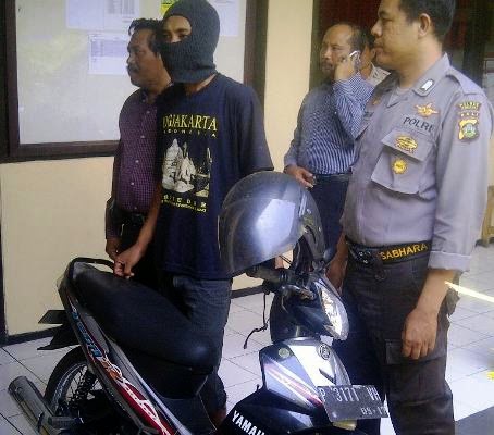 Larikan Motor Bos, Buruh Cetak Batako Ditangkap