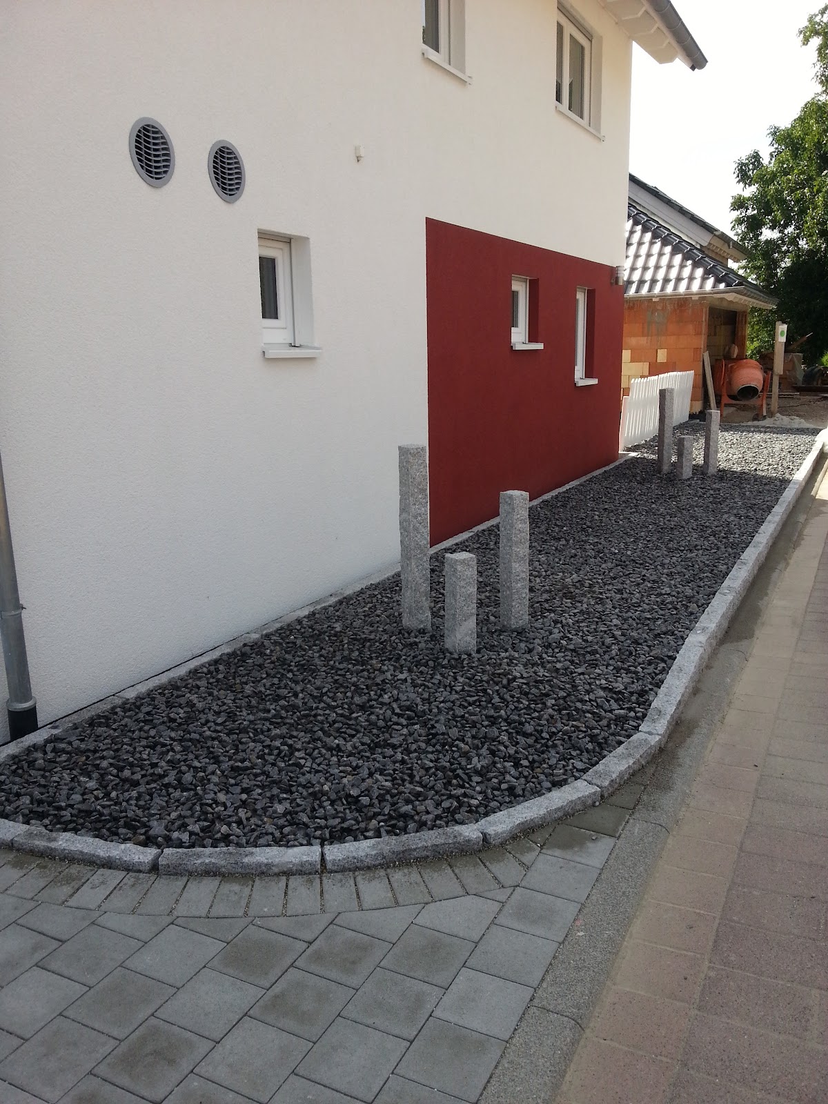 Wir bauen ein OKALHaus Steingarten und Spritzschutz