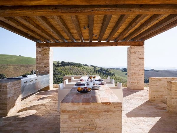 Eıne 300-year-old Italian farm with minimalist interiors