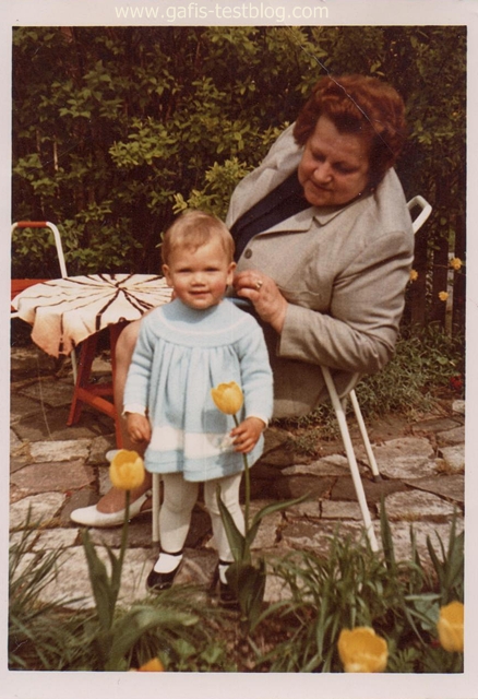mit Oma im Garten