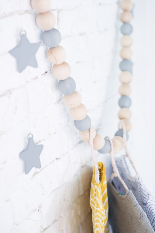 Perchero bolas madera infantil