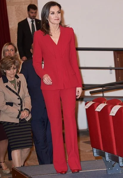 Queen Letizia wore Roberto Torretta suit from Fall Winter 2017 2018 collection. she carries Carolina Herrera