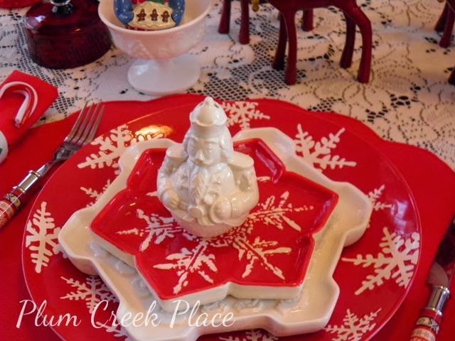 red and white snowflake Christmas plates, tablescape