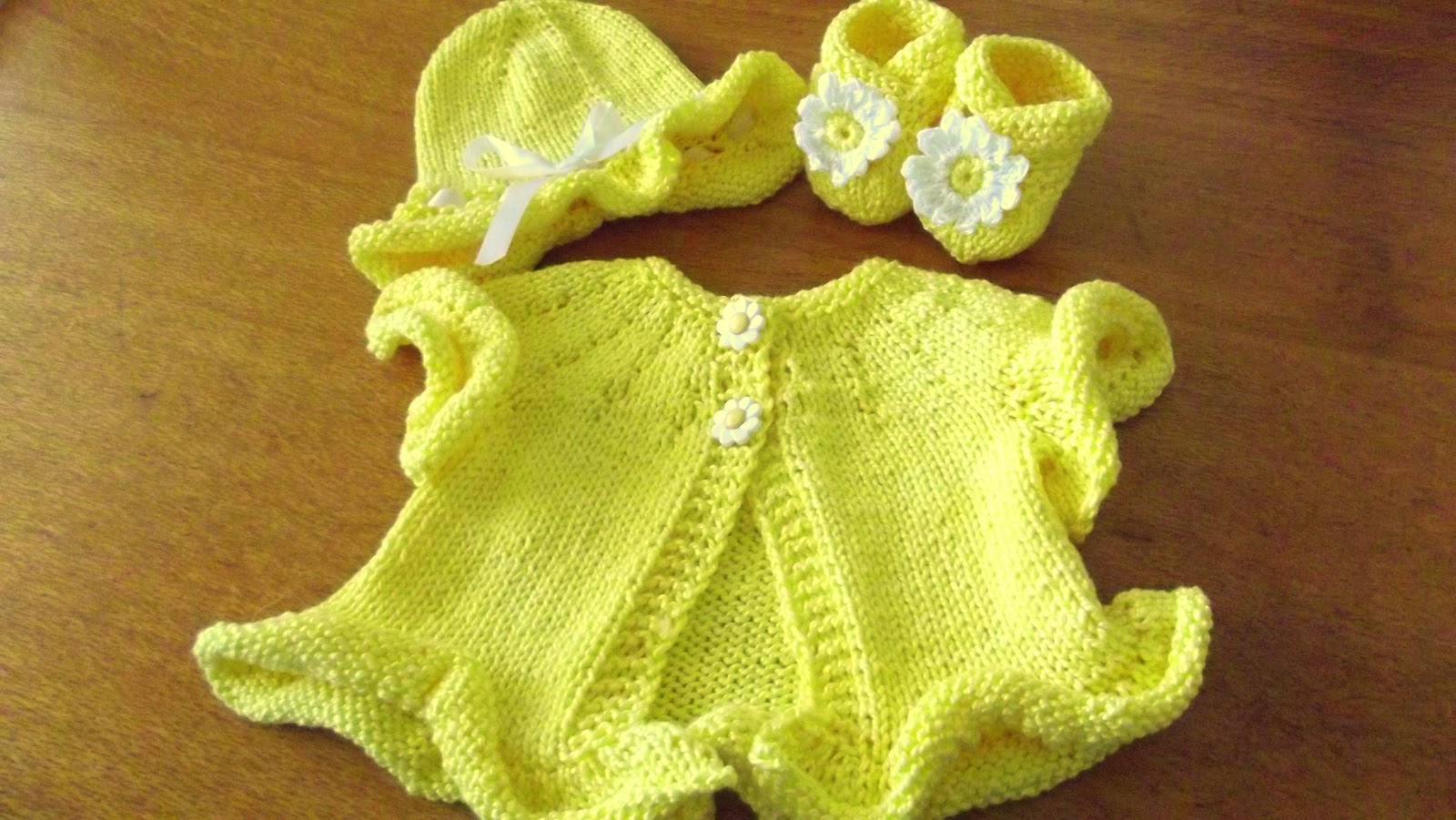 Grandma's Knitting Place: Ruffled Summer Baby Set