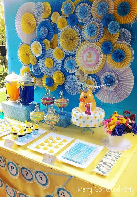 How fun and colorful is this backdrop?! Pick a few coordinating colors ...