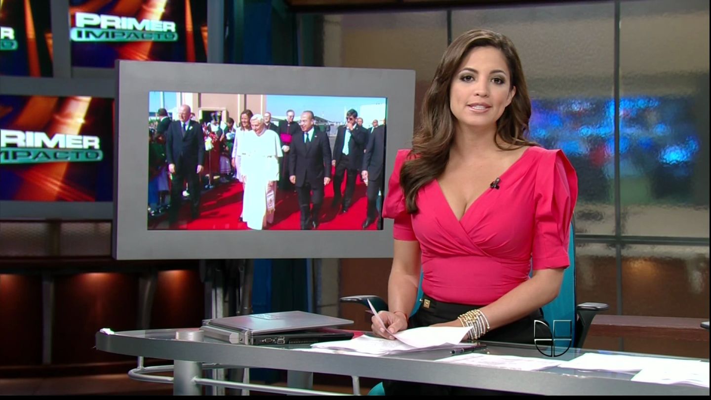 Pamela Silva Conde pictures - Sexy Leg Cross