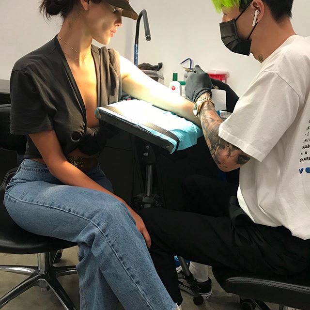 Eiza González presume nuevo tatuaje en Instagram