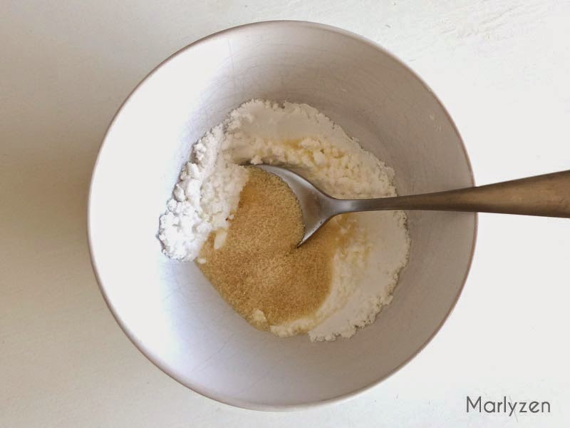 Mélangez le sucre glace avec le sucre vanillé.