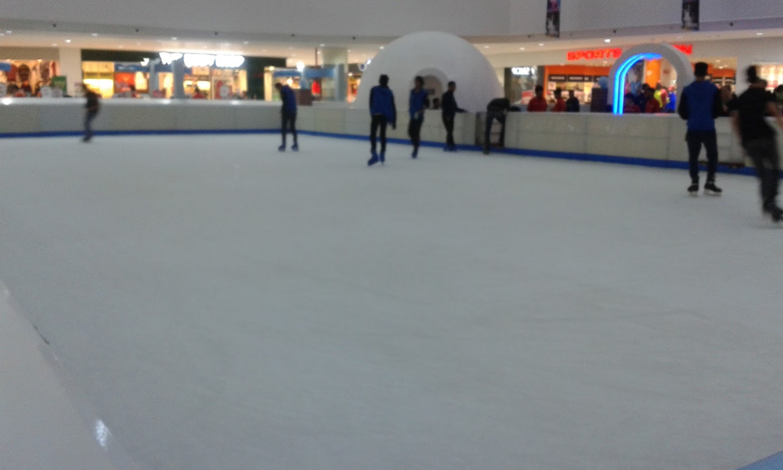 Sensasi Maen Ice Skating di Cibinong City Mall