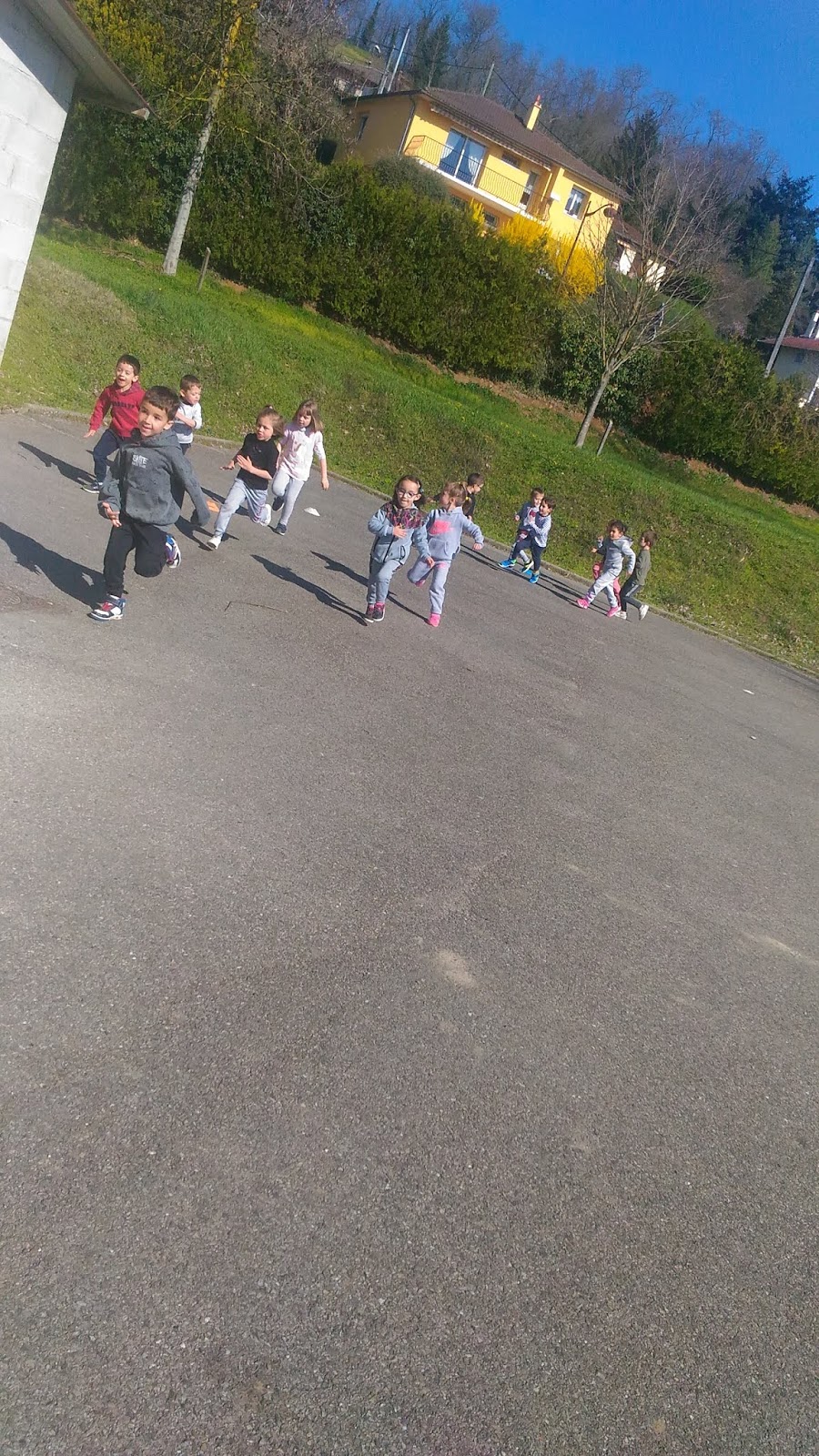 classe cycle maternelle "Arc en Ciel" école Saint Louis Préparation du CROSS avec une séquence