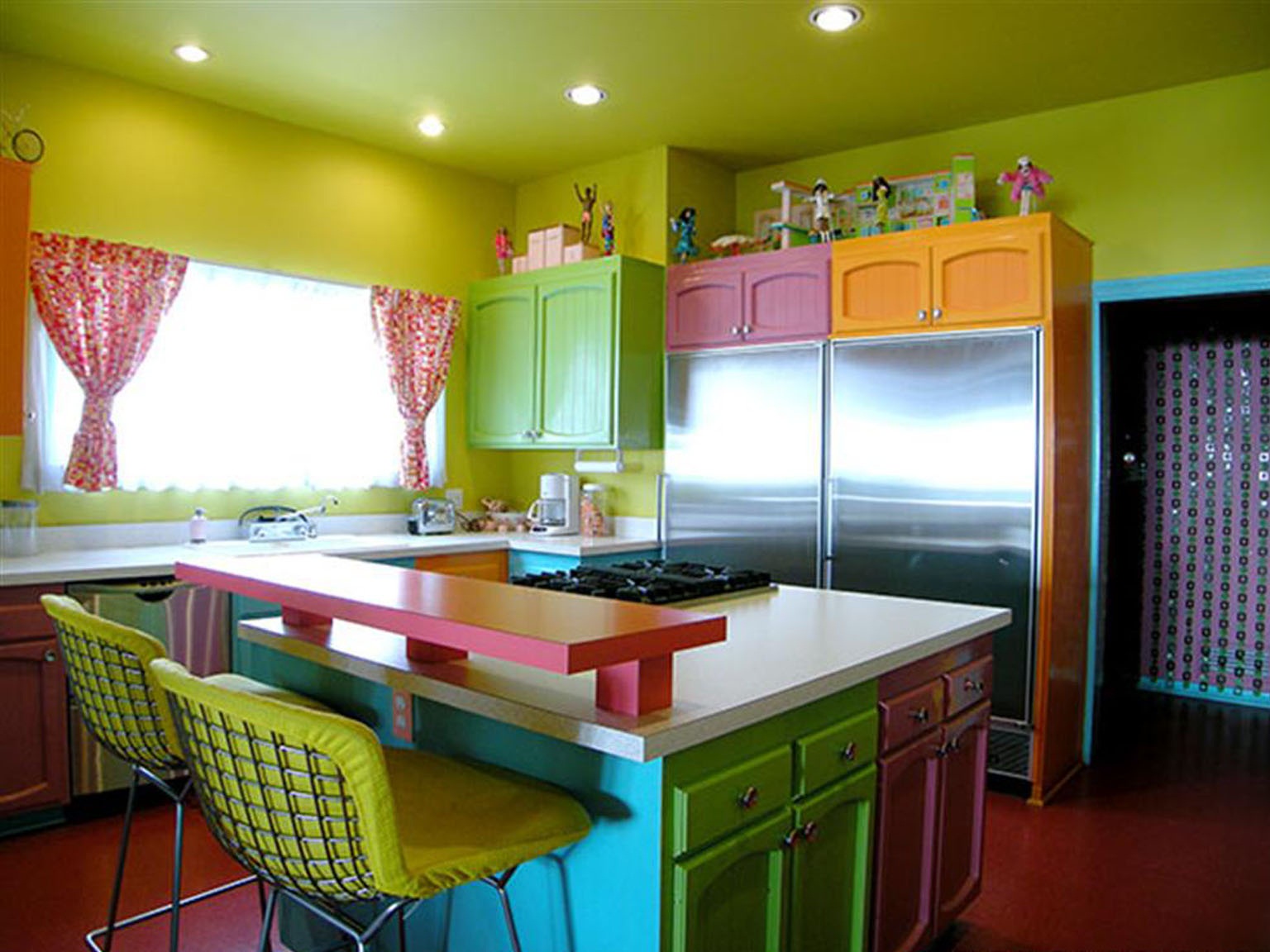 Дизайн покраски кухни. Красивая яркая кухня. Кухни яркие цвета. Яркий интерьер кухни. Кухня в ярких цветах.