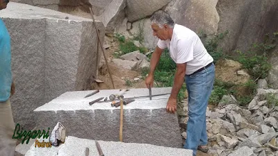 Bizzarri fazendo o que gosta, garimpando pedras para as construções com pedra sendo vários tipos de pedra folheta com várias cores. Na foto a pedra folheta média de 60x120 cm com 17 cm de espessura, pedra para mesas de pedra, bancos de pedra, guias de pedra, parede de pedra, escada de pedra e caminho de pedra. Gosto de escolher as pedras e já imaginando cada trabalho com pedras que vou executando.