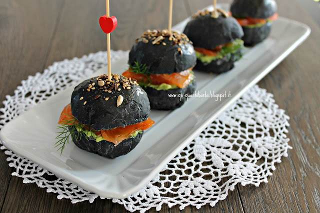 mini burger al carbone vegetale con salmone marinato alla svedese e crema di avocado