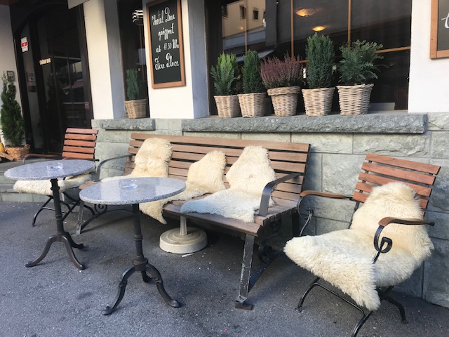 スイスのツェルマットのオープンカフェには羊毛の座布団がかけられてある