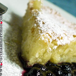 clafoutis all’ananas con coulis di mirtilli