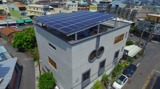 太陽能種電棚架,意外成為豪宅景觀造型一部分。
