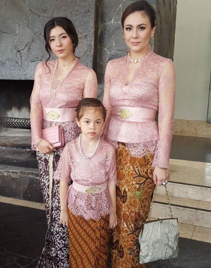  Kebaya  Pernikahan Seragam Ibu Anak  Wulan Guritno Shaloom 