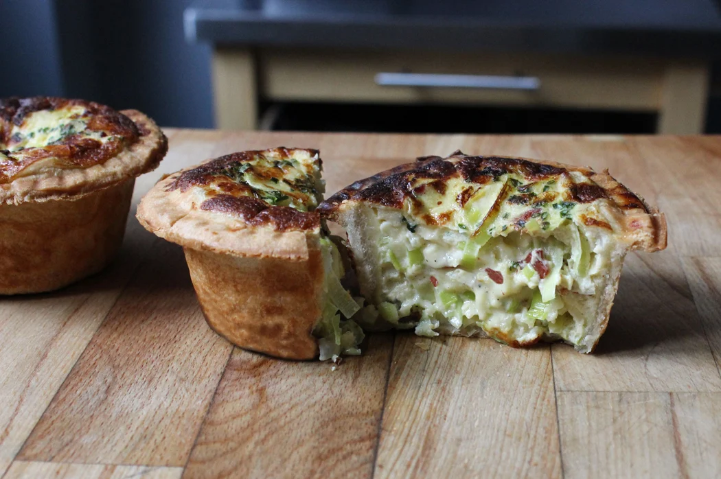 https://2.bp.blogspot.com/-MOzxgVgYntY/ViR4_y8eQeI/AAAAAAAAIhc/1qehyeMDEug/s1600-rw/Leek-Bacon-and-Brie-Tarts.jpg