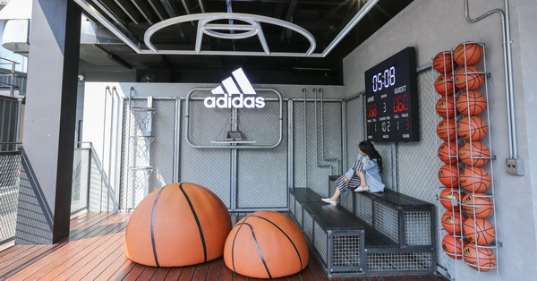 台中西區|adidas愛迪達綠園道門市-三片葉空中花園、顛倒籃球場，好逛好拍
