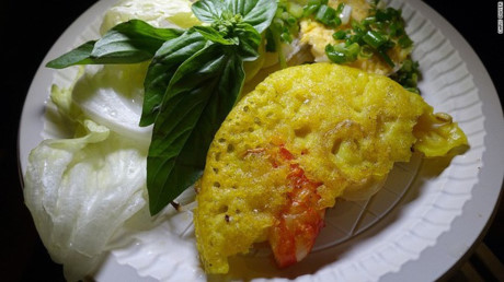 Banh xeo lot top mon an yeu thich, du thuyen lon nhat the gioi ra khoi - Anh 4