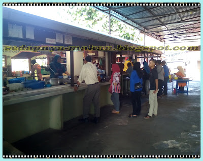Yang hujung sekali tu nak ambil air, barisan kedua tu, nak ambil laksa