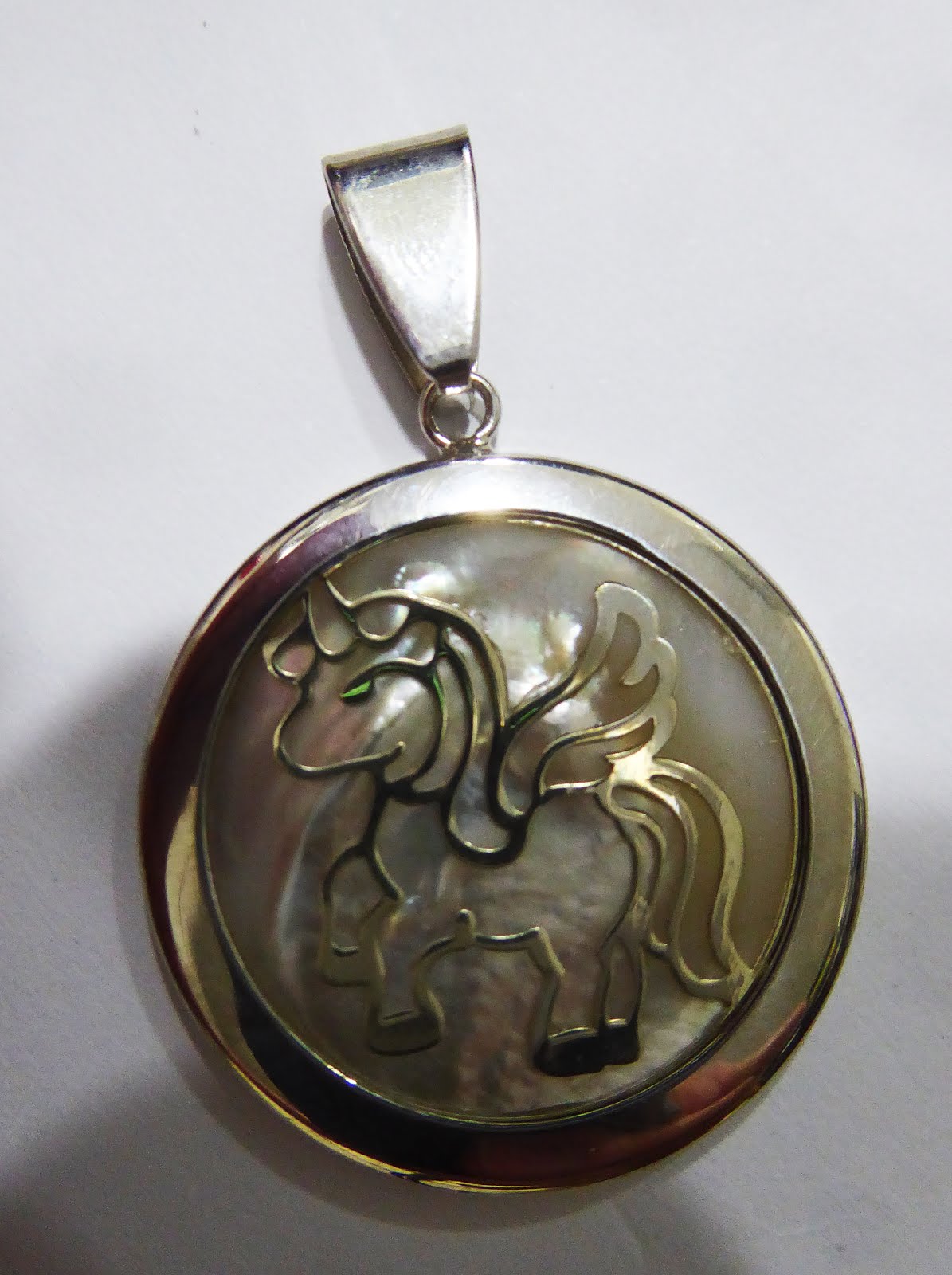 Colgante de plata y nacar con un Unicornio