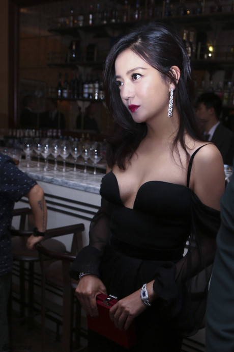 Trieu Vy khoe kheo vong mot tre nai, quyen ru den ngo ngang tai su kien - Anh 4