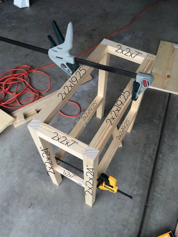 HOW TO BUILD A FARMHOUSE ACCENT TABLE - Delightfully