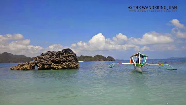 island hopping in Caramoan