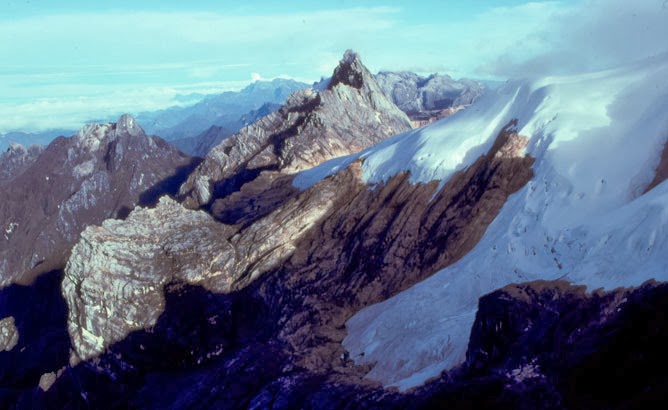 Gunung Jayawijaya : Satu-satunya Puncak Gunung Yang Dilitupi Salji