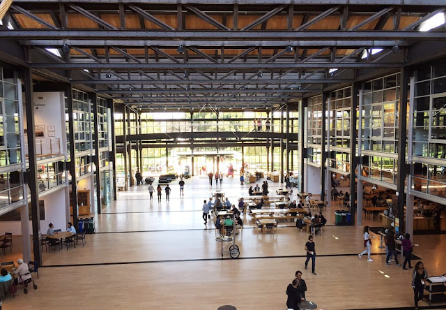 Otra imagen del interior del Steve Jobs Building, donde se encuentra el principal centro de producción y las oficinas del estudio de animación.