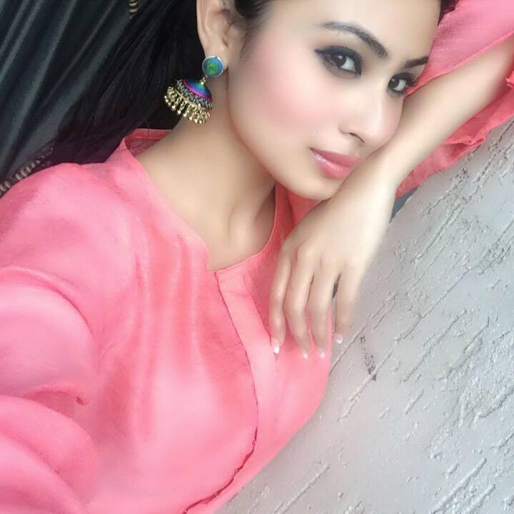 Mouni Roy Hot and Bold Pink Lips Naagin 2 Pics Tv Serial Actress in