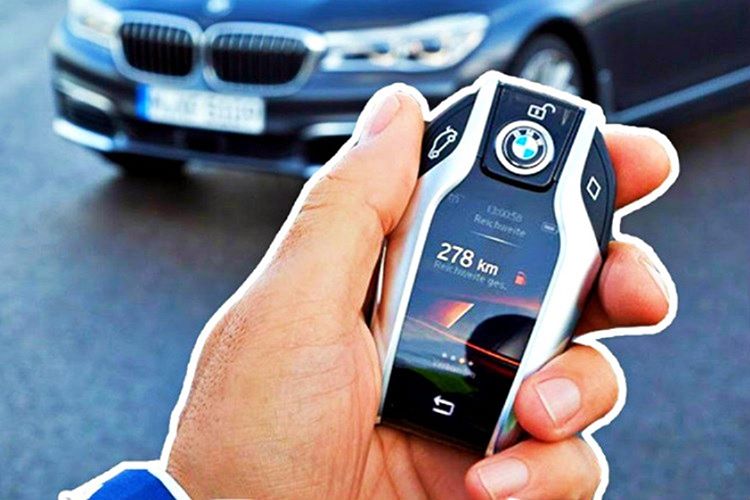 Aracınızın yerini kaybettiyseniz, anahtarlığı kafanıza bastırarak kilit açma düğmesine basmalısınız.