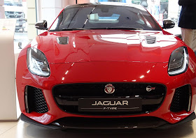 Jaguar F-Pace in der Jaguar Landrover Boutique