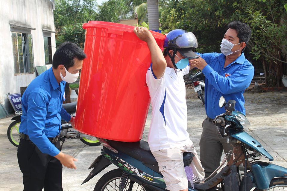 Mobifone Bạc Liêu trao tặng 150 thùng nước cho bà con vượt qua hạn mặn xã Phong Thạnh