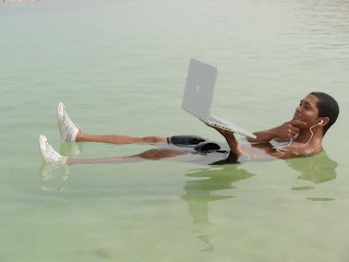 En el mar con  Macbook Pro