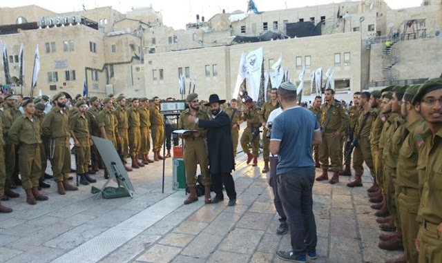 Soldados Jaredím completan tratado del Talmud en ceremonia de investiura Soldados Jaredím completan tratado del Talmud en ceremonia de investiura