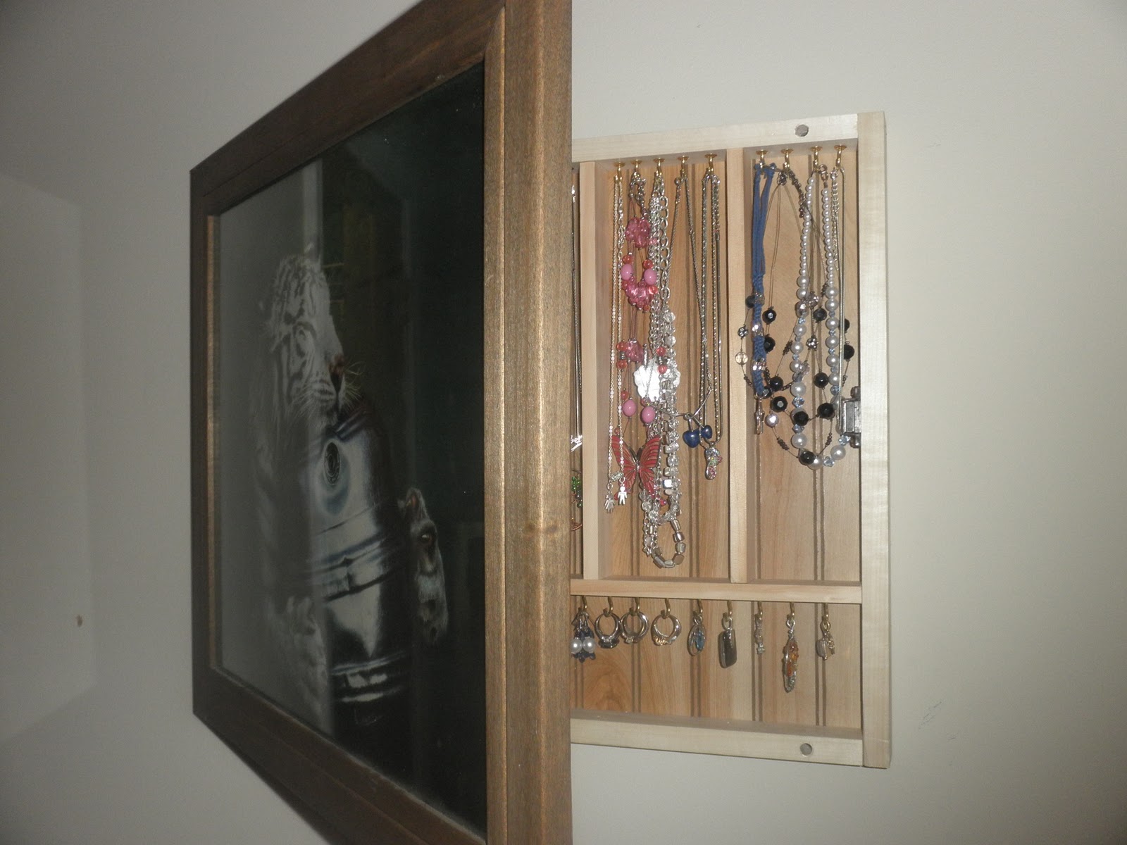 Melissa & Elizabeth Crafty DIY Mommas Frame Jewelry Box Elizabeth