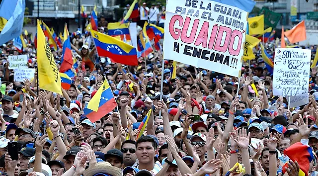 Venezolanos gritan a gran voz: "Guaidó, amigo, el pueblo está contigo".