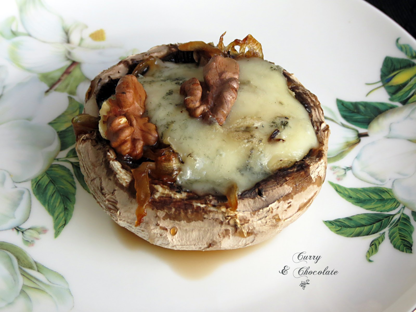 Champiñones rellenos de gorgonzola con cebolla caramelizada y nueces 